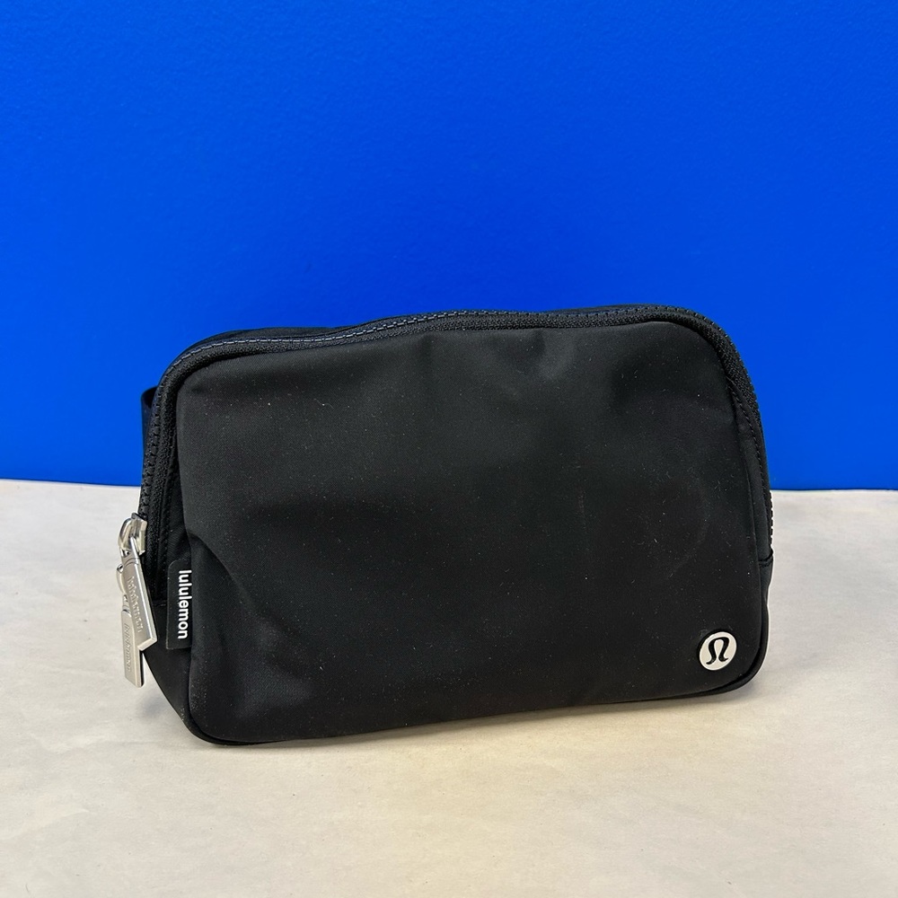 LULULEMON Everywhere Belt Bag Large 2L in Black color